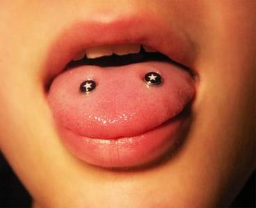 Double tounge piercing